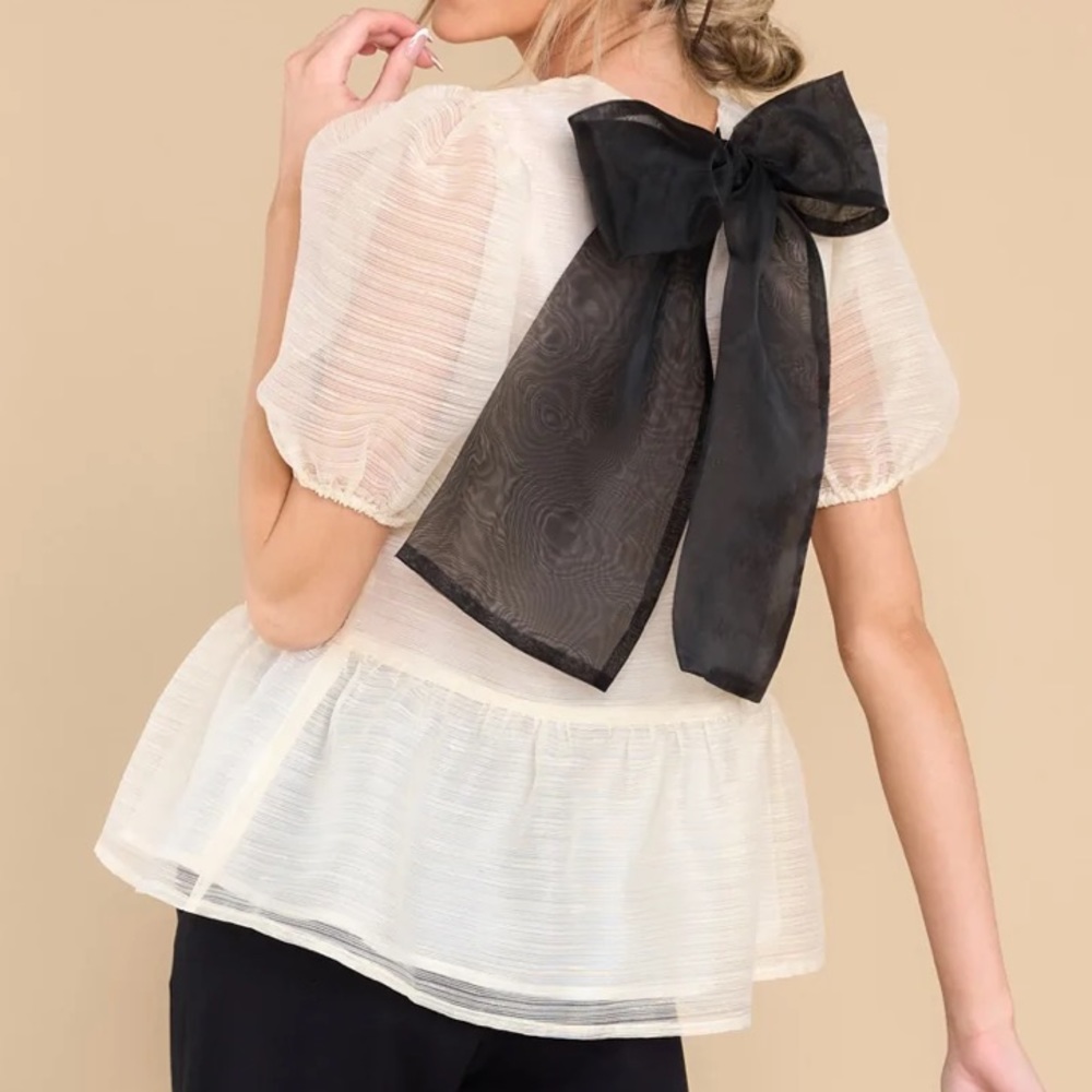 Short-sleeve babydoll top with bow on back